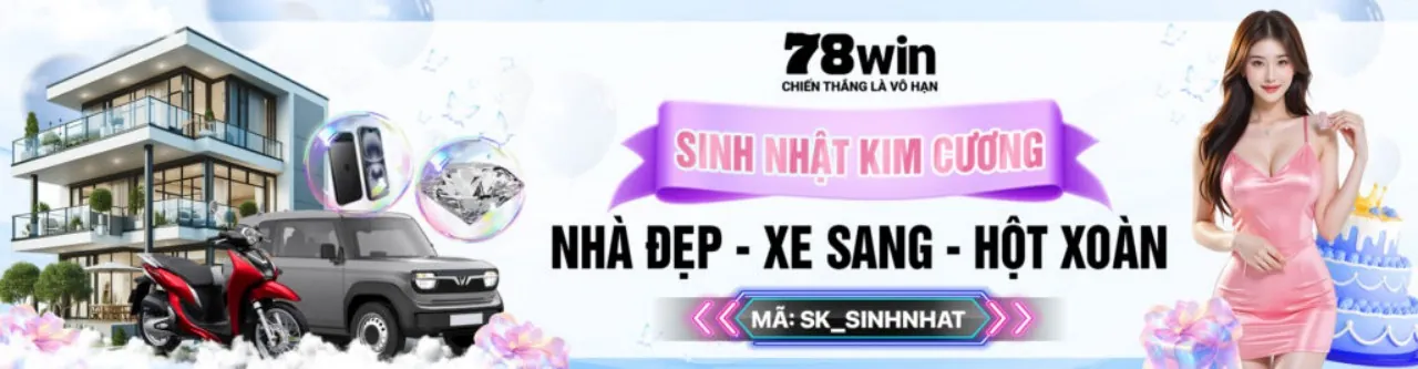 Hai chú gà chọi đang giao đấu trong một trận đá gà, thể hiện tính chất truyền thống và kịch tính của môn đá gà
